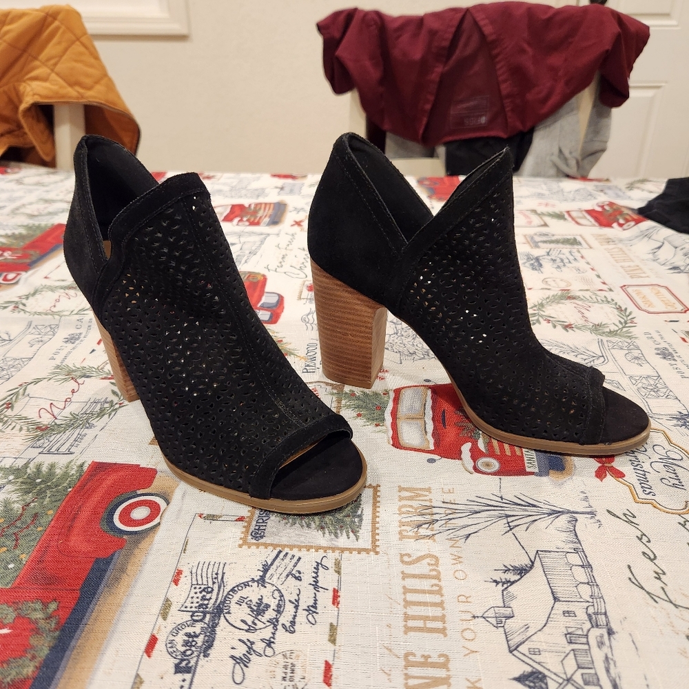 Lucky brand peep toe booty